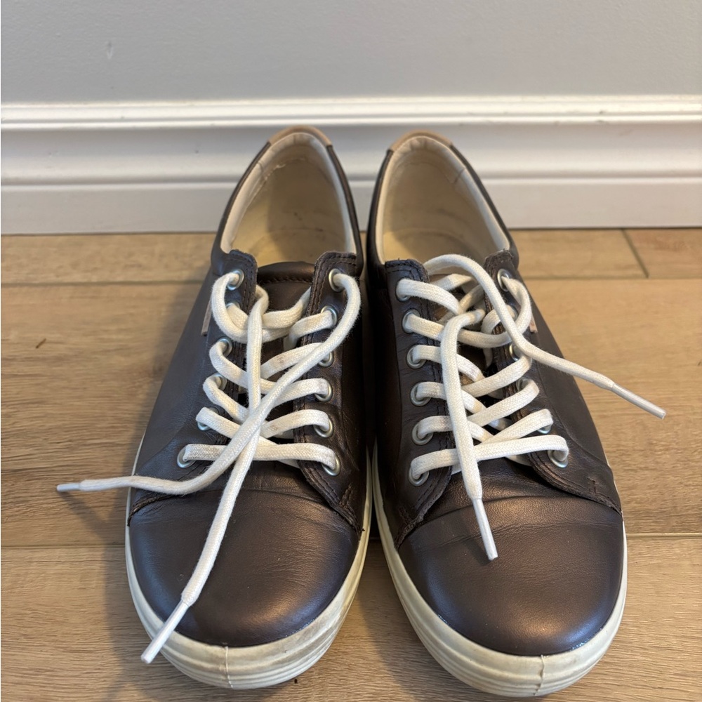 Ecco Metallic Purple and White Sneakers Classic Design